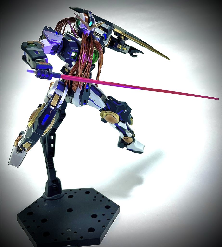 ビームサーベル！ナドレは足が小さすぎて全然立たないのでポーズをつけるならアクションベース必須ですね。