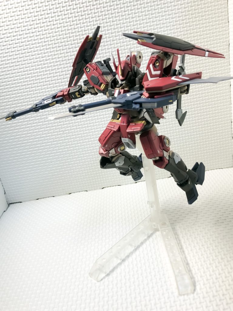 ハンドガンのブレードは、後つけの物らしいですが、遠近両方対応できるというのは、玄人が使う武器って感じでカッコいいです。武器類も大体3色くらい使って塗り分けるようにしています。