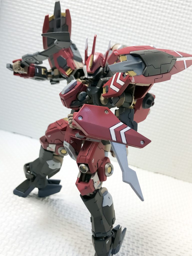 シールドは、元のままの小ぶりな感じも良かったのですが、変わり種があった方が雰囲気が出るかなと思い、ブレードを仕込んでみました。ブレード自体は、ある程度回転できるようにしています。用途は、後ろから来る相手に肘打ちなり、刺突なり、小ぶりなことを活かした投擲なり、何かしら使えるでしょう。