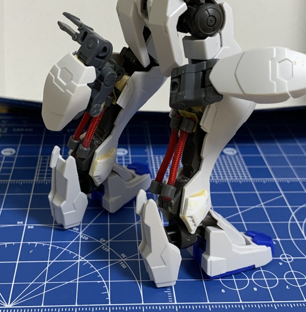 ふくらはぎのパイプを除去し、ワイヤー入りの赤色リード線に変更