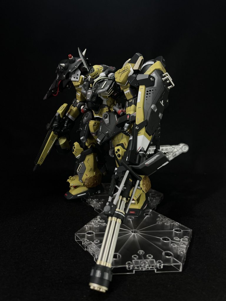 組み上げるとこう!交戦中のイメージで飾りたかったのでウェザリングしましたが、本当はこの瞬間が一番好きなんだよなぁ