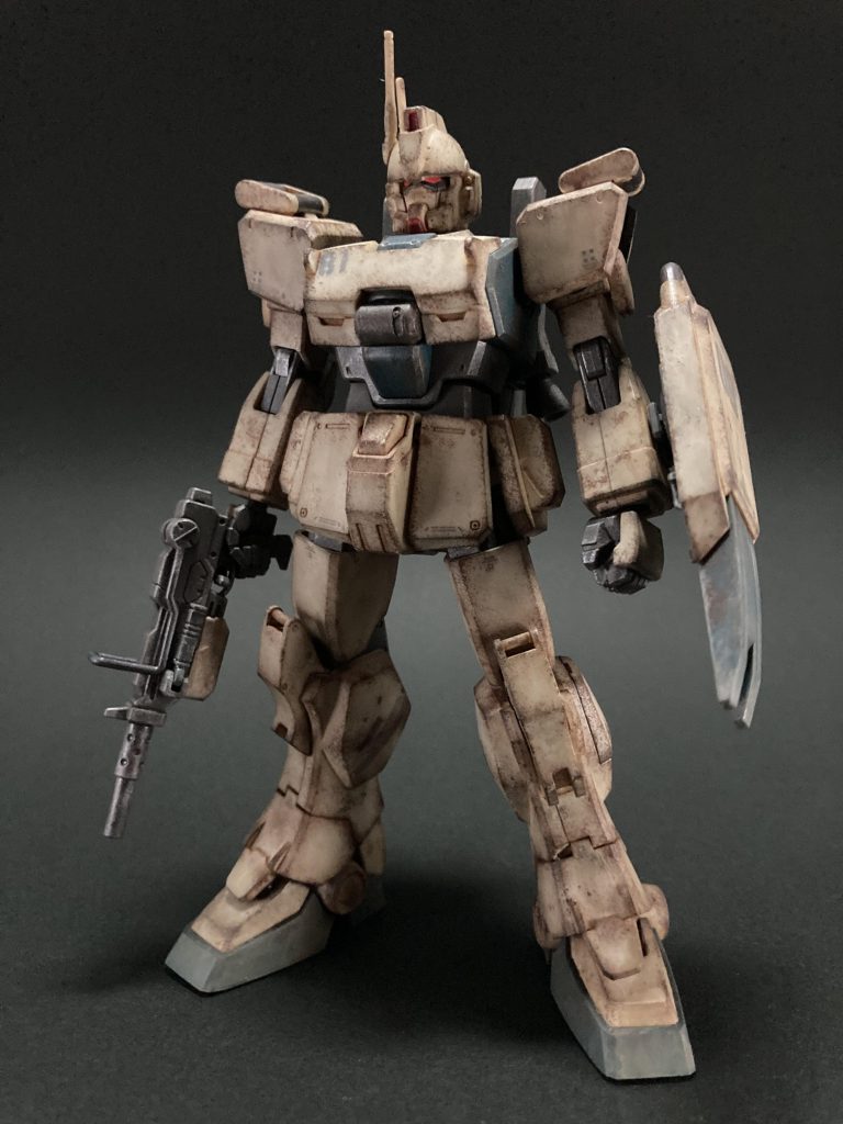 合わせ目処理無し、素組みのジャンク品を購入出来たのでウェザリング練習。関節、パイプ等をガンメタルで部分塗装→デカール貼り→油彩こげ茶でウォッシング→エナメルフラットブラウンでスポンジチッピング→ガンメタ、グレー部分をエナメルシルバーでドライブラシ→ウェザリングマスターDセットのオイルでストレーキング→Eセットのグリーンを角に擦り付け→エナメルダークイエローを足元に乗せて砂埃表現→つや消しコート→ツインアイとビームサーベルのみ蛍光ピンクで塗装といった感じです。