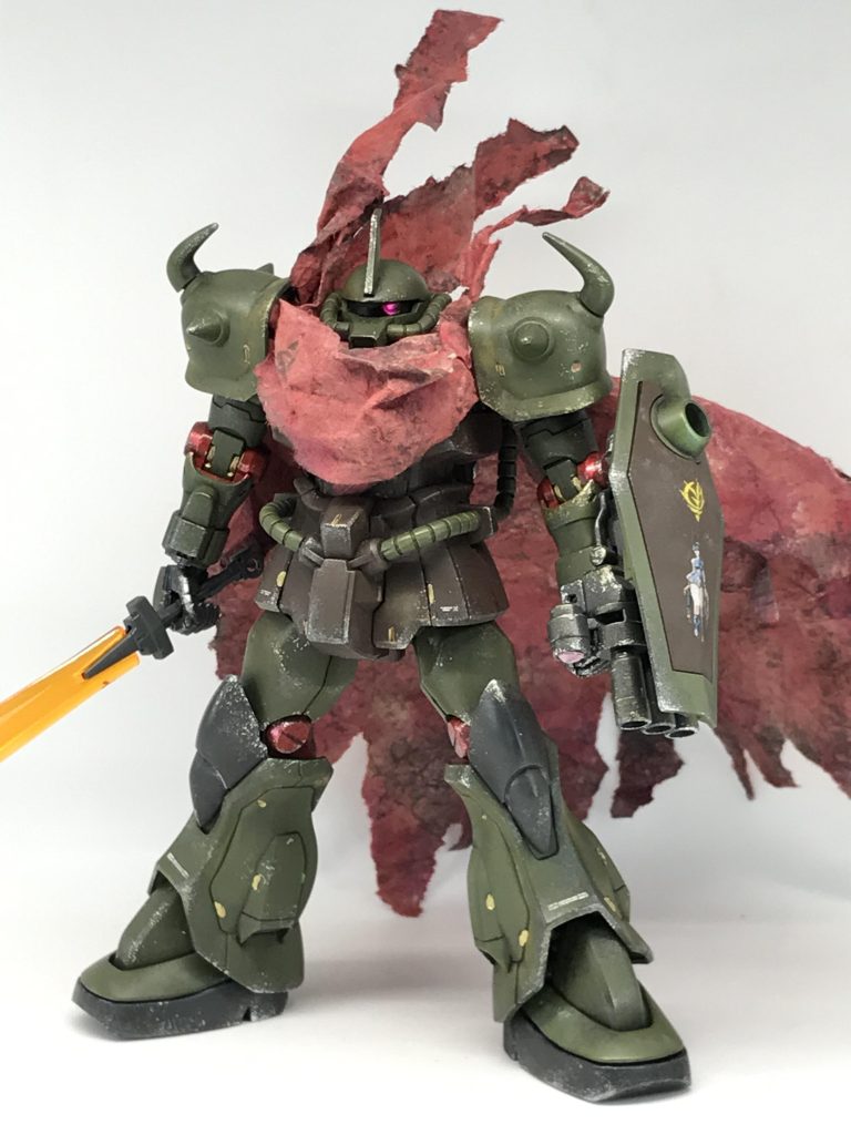 Mr.ウェザリングカラー(マルチブラック)をベタ塗りしてその辺の紙で拭き取りしてたら…あれ?この汚い紙…マントにしたらカッコよくなるのでは?と思いつき急遽マントを作製することに🙄