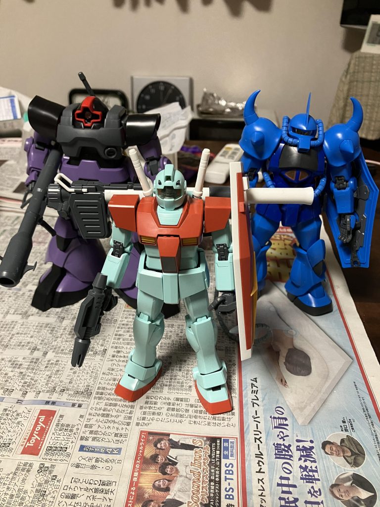 いつ紹介されるか分からないから模コンを観ながら部屋が狭いためリビングで製作MGグフ ver2.0、ドムver1.5、GM ver2.0を作ってましたほぼ24時間かかりましたわ〜ザクタンクと並べるならどれがいいでしょうか?まだ作って無いザクⅡ ver2.0プラスして後GMは無視してくださいGMは別に使いますカラーはデザート迷彩で塗装します一緒に並べるザクタンクも良かったらご覧になってください♪
