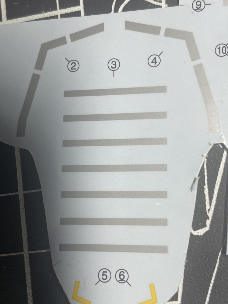 本当ならシルバーのラインデカールも使いたかったのですが、やたら溶けたり絡まったりしてうまく貼れなかったので断念。軟化剤を使ったのがまずかったのでしょうか。修行します。