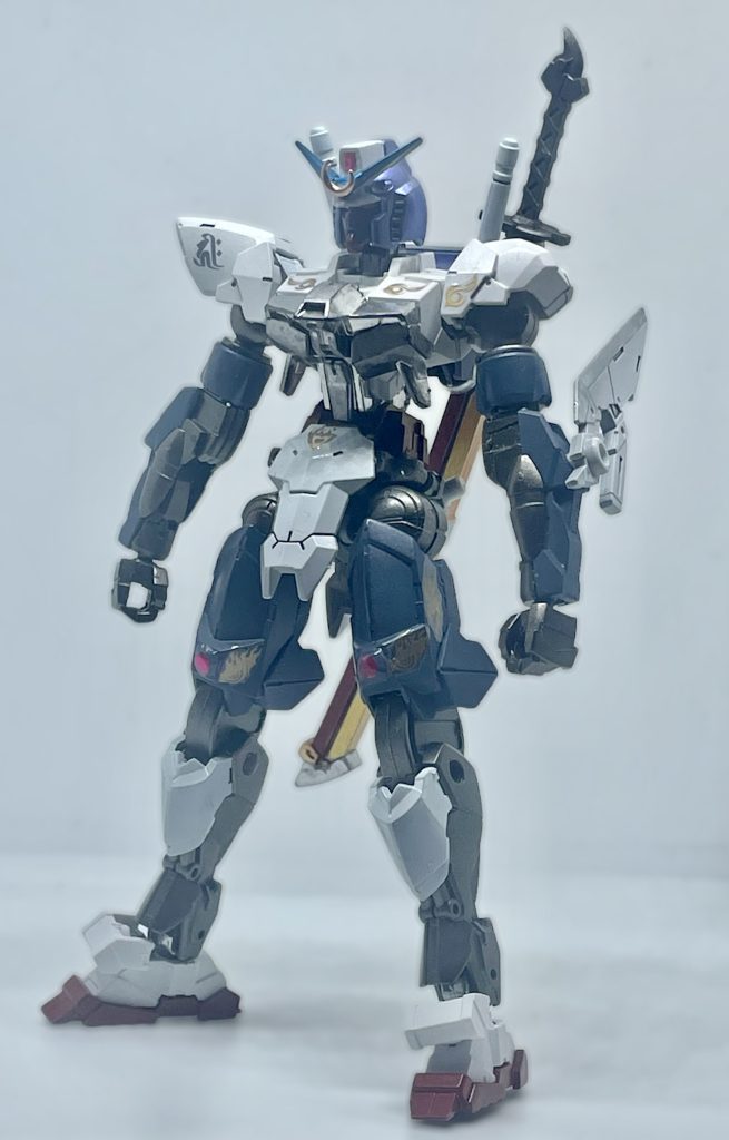 本機はアナハイムから流出(盗用)したムーバルフレームを改良、素体としており、任務実行中にガンダムと誤認させる為にガンダムヘッドを流用している。