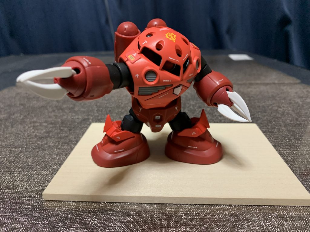 関節の数を少なくするだけでSD体型になってくれるすごいやつ。顔と胴体とが一体型のデザインだからできる事ですね。