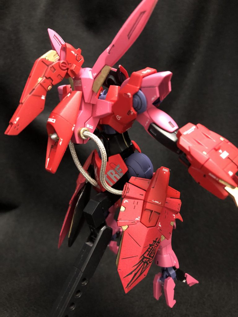 左サイドから。ファンネルは右と同じくスカートに。龍飛デカールは余っていたので貼ってみたのですが赤の色味に合っていてかなりカッコよく出来たと思います。