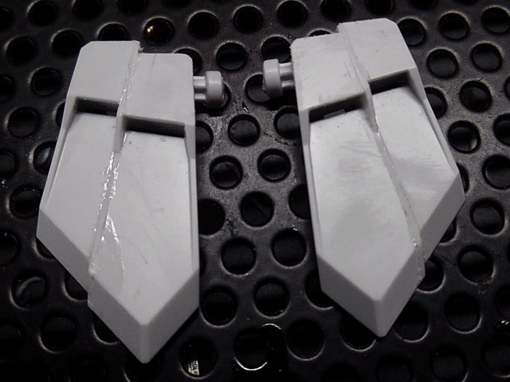 縦に割って、間にプラ板を挟みつつ外側は少し上にずらして接着しています