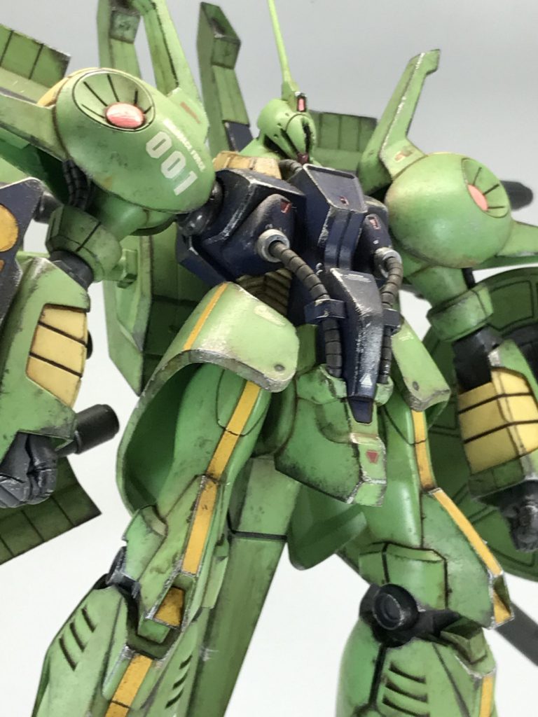 パチ組しかしたことない方にこそ、誰でも真似できる私の汚プラを見てほしい(笑)しかし……か、かっちょえ〜な〜😍私が一番好きなMSです、でも合わせ目ぇぇ…(笑)というか、右肩の001ってなんだろう…型式番号?腐り果てた脳みそでは記憶がない😓