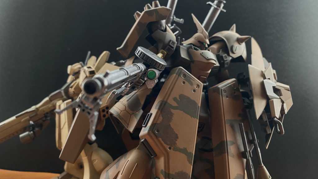 UC0096、「袖付き」から、トリントン襲撃(ユニコーンガンダムep4)を打診されるが、参戦しなかったようだ。「うん？何で参戦しなかったって？…見てくれよ、この迷彩、カッコイイだろ。コイツが出張っていったら、「作画担当」がどうにかなっちまう。「映画」のクオリティを下げる訳にはいかないだろ」と、のこと。