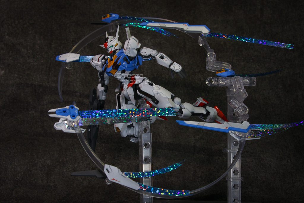 エフェクトはラミネートフィルムにホログラム紙を挟み、切り出しました。プラ板より強度は劣るものの加工のしやすさで有利であり、その強みを活かし曲線や末端の残像を表現しました。