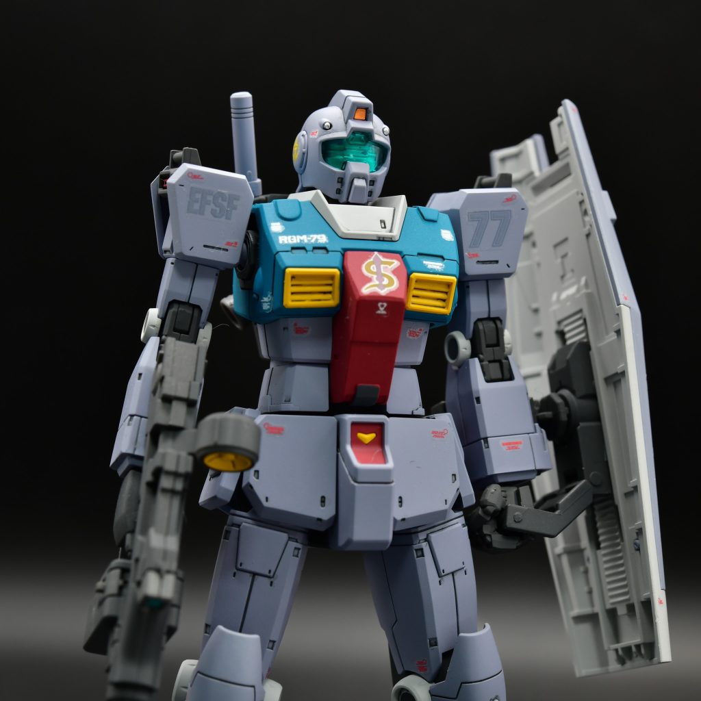 バイザーの内側は光を反射するようにシルバーで塗っています。