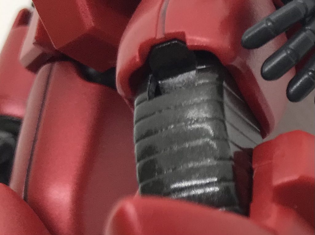 次に膝関節と肘関節の合わせ目消し。このキットは膝関節と肘関節の表面に蛇腹状態のモールドがあり、合わせ目を消してヤスリがけするとこのモールドが消えかけてしまうので、合わせ目を消したあとはちゃんと掘り直します。同様の工程をキャノンの銃身部分にも施します。