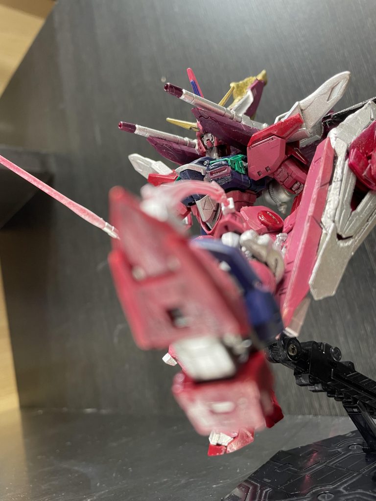 もちろん、グリフォン ビームブレイドも展開可能です。ただ、いくらRGとはいえスカートに干渉したりで足はそんなに上がらないので、もうちょい角度がつけられる台座が欲しいですねぇ