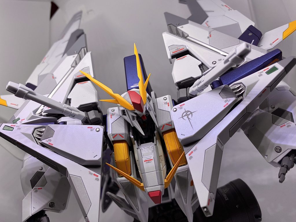 白雪色の上に薄くサファイアブルーを吹いて、デカールを貼った上からスムースクリアー艶消しを吹くとこんな感じに。光の当たり方で白→薄青に色が変わるが良きです｣(｡Д｡｣)