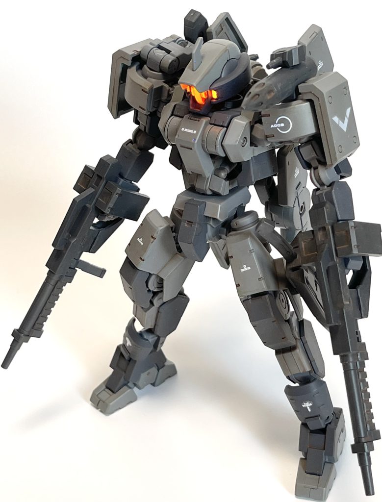ヴォン(点灯)濃淡グレーのボディに実弾火器、そこにワンポイントカラーで煌々と輝くセンサー。はい、ド性癖です。ダブルライフル、肩キャノンとロケット、肩シールドのVがどことなくアーマードコア感。鉄血のMSはマーキングをあまりうるさくしない印象があるのでポイントを絞って配置してます(手抜きか?)