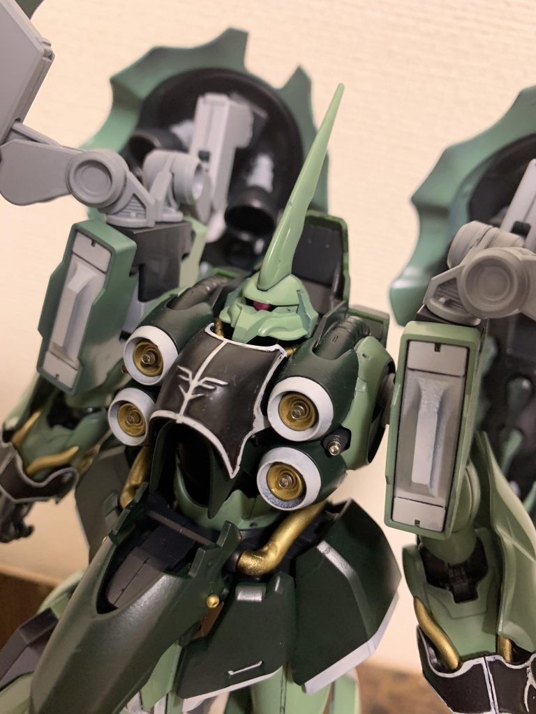 バストアップ。胸はエングレービング、メガ粒子砲とマシンガン?の所はメタルパーツ。中心に入れられなかった。股間のところにも100均ビーズ。モノアイも100均のシール。