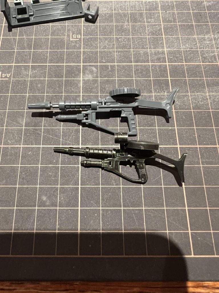 HGのマシンガン(上)とFG版(下)。同じ1/144だけどかなりサイズが違う。