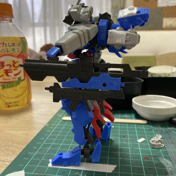 無理やり腰にまとめつつも、アーム展開で射撃できたり…（2枚目）