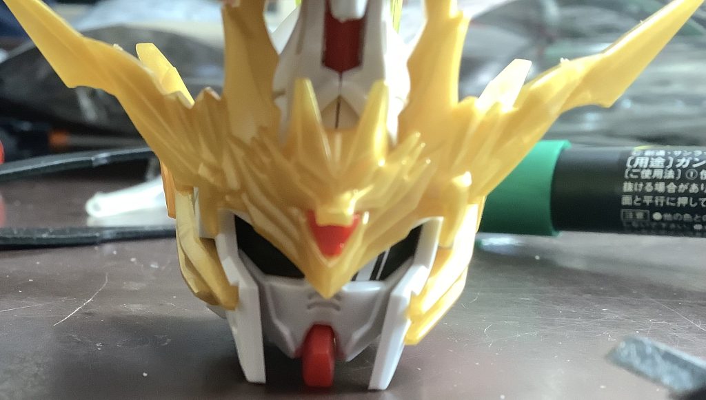 まず頭部から。目には右側がギラついてるシールを使用。やっぱSDはかっこ可愛いですね。シールは一か所貼り忘れてますがご了承下さい。