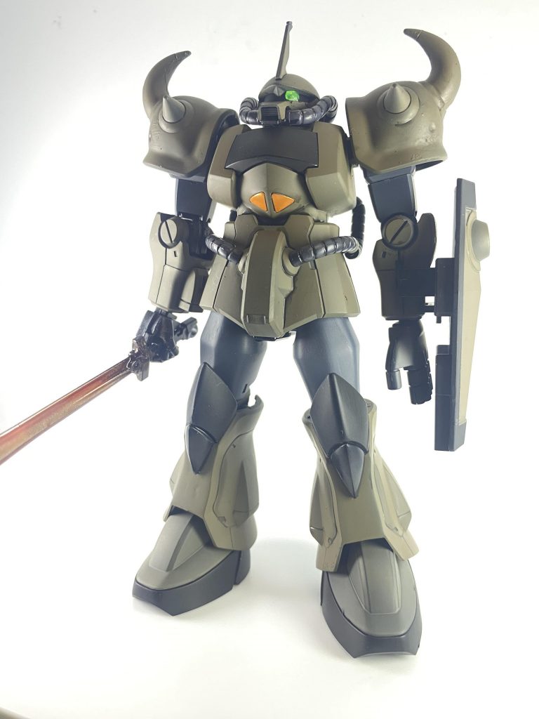 部分塗装、デカール前です。塗装の時には、腰アーマーの黒は無かったのですが、一箇所色を加えただけで、グッと引き締まった気がします。