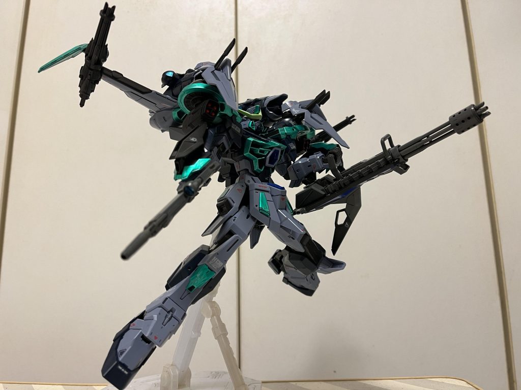 やや上方の敵に対して、主翼のガトリング、肩ビーム、そしてシールドのガトリングの一斉発射イメージ。