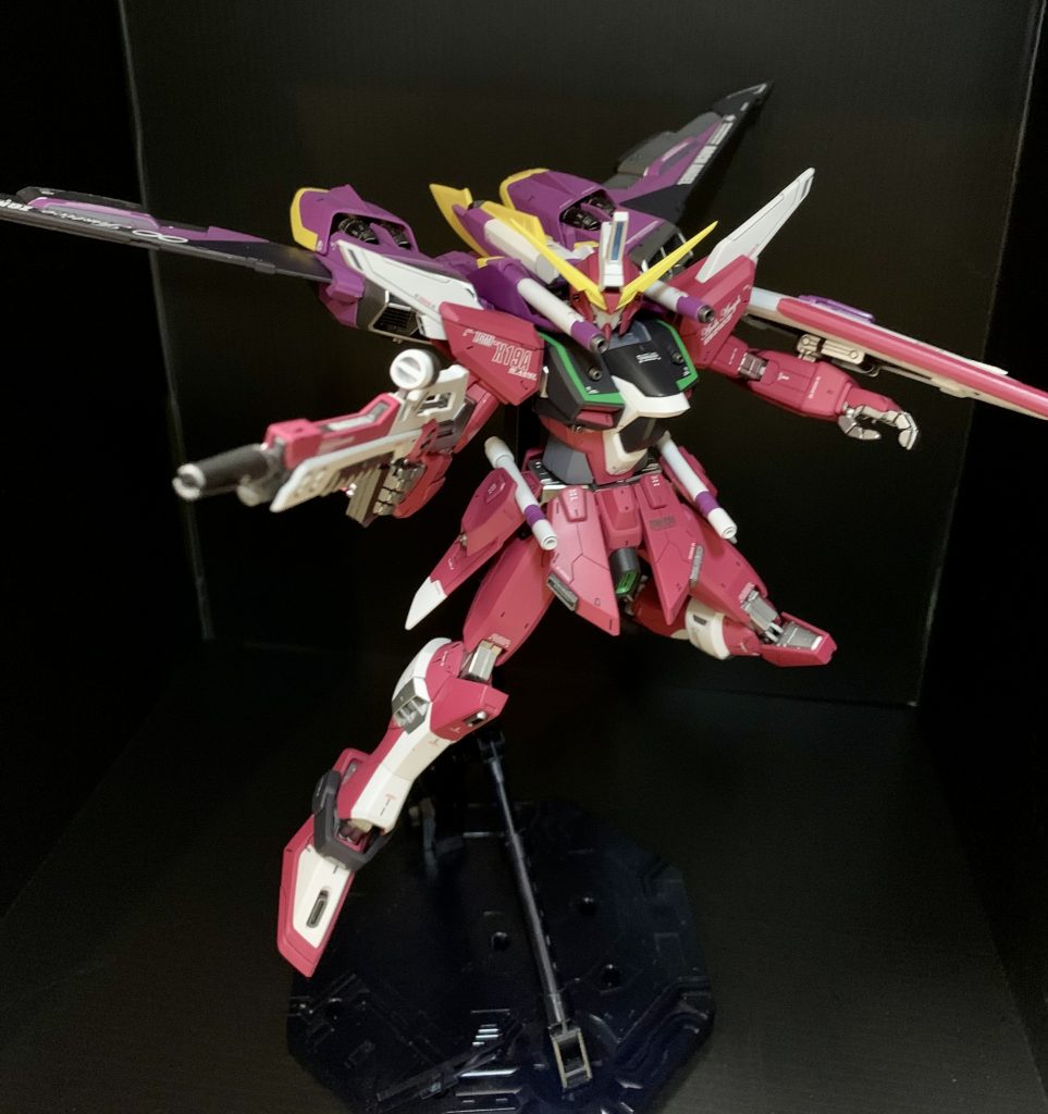 ライフルを構えて。翼を広げるとかなりのサイズですね。