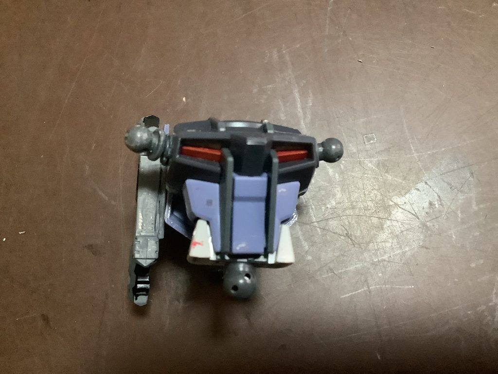 次は胴体の改造。排気口みたいな部分をまたまたガンダムレッドで塗装。あとはステッカー貼って前側は終了。