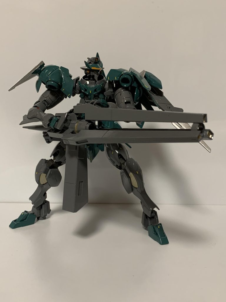 ガデッサが元々射撃系機体なので、短身のダインスレイブを連射する大型砲を持たせました。エネルギーパックだったものはマガジン(ダインスレイブ100発分)という事に。