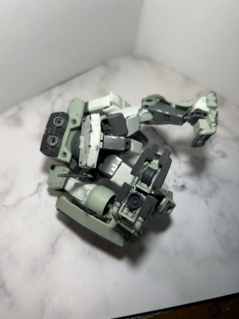 バックパックの下にある謎のディテールはダルかったので丸バーニア貼り付け足裏はどうせ浮かさないのでプラ板で雑に埋めうめ