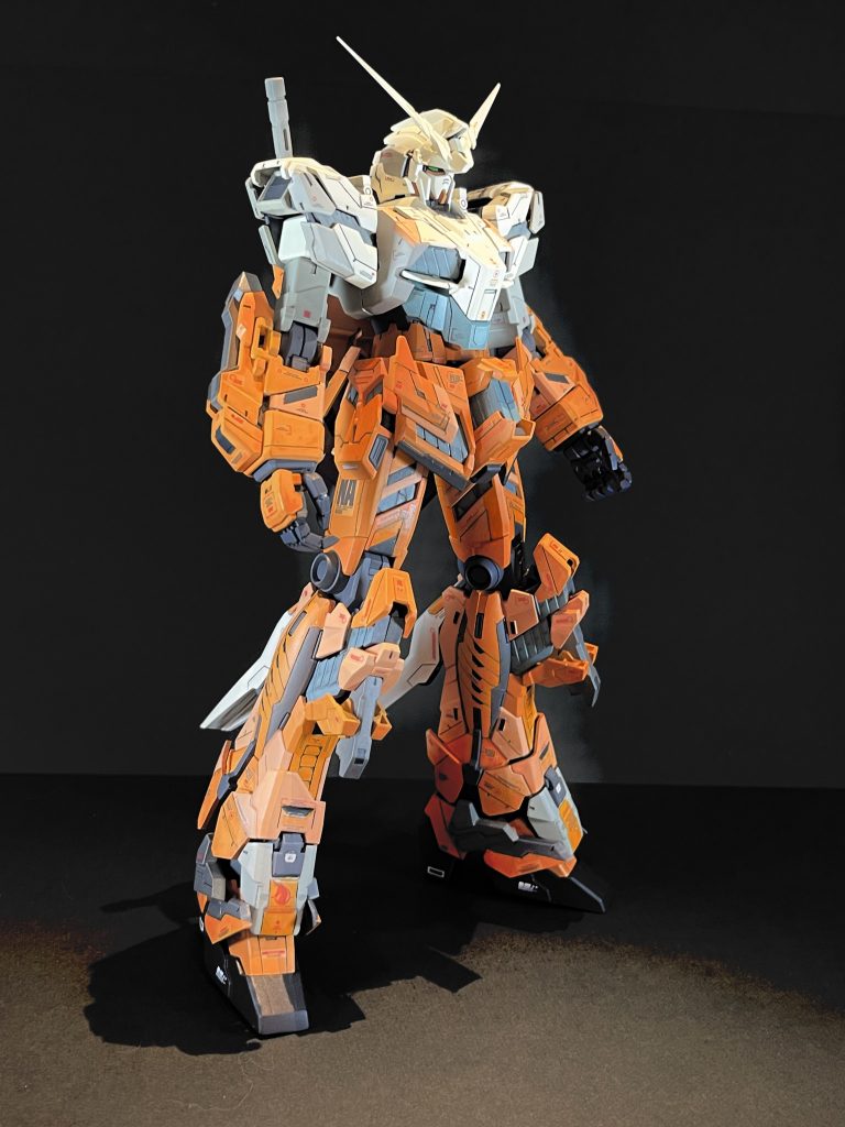 毎年妻からMGのガンプラを誕生日にプレゼントしてもらっています。妻から「何買えばいいかわからない」と言われますが何を買っても絶対文句言わない。ありがたく頂戴すると約束をしています。自分が好きじゃないモビルスーツを選んできた場合、自分では絶対買わないので貰えれば得した気分になれるし、もしすでに持っているのを買ってきたとしたら自分では同じ物を2体買う事もないわけですから前回と違った作成が試せるので、結局どんなガンプラを貰ってもMGなら自分的には嬉しいのです。昨年2021年はフルアーマーユニコーンガンダムを貰いました。自分では絶対に買わないフルアーマーユニコーンなぜならパーツが多すぎるから、サイコフレームとか塗装ぬりわけとかがすんごい手間がかかりすぎるからそんなMGフルアーマーユニコーン、ありがたく頂戴しました!そして作り上げました!特に武器パーツの多さと色分けの複雑さ!MG2体分の作成時間がたっぷりかかりました2021年はこのフルアーマーユニコーンガンダム1体作ってガンプラ作成は終了しました そして今年2022年の誕生日プレゼントされたのは・・・MGユニコーンガンダム・・・!去年はMGフルアーマーユニコーンガンダム今年はMGユニコーンガンダム・・・!!・・・こうきたか・・・・!!こいつは面白くなってきやがったぜ・・・。*ちなみに妻はフルアーマーユニコーンとユニコーンが同じモビルスーツだという事に気が付いていませんでした