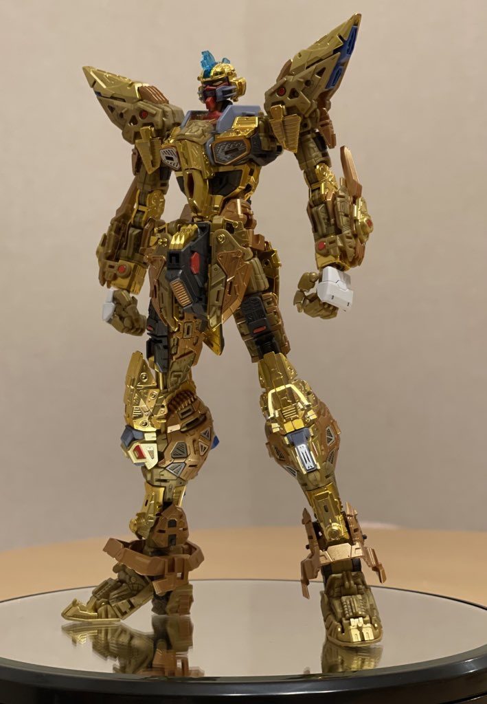 金属表現というには少し言い過ぎていたのかもしれません。ゴールドの成形色が浮いてしまい、チープに見えてしまいますが、緻密なディテールのおかげで他のMGとは一線を画しています。ゴールドのコーティングがしてあるもののパーツ間の精度が高くギチギチ感はありませんでした。組んでてストレスなくむしろ心地よい組み心地でした。エッチングシールの存在感は精密さを際立たせていてこれは非常に良きでした。
