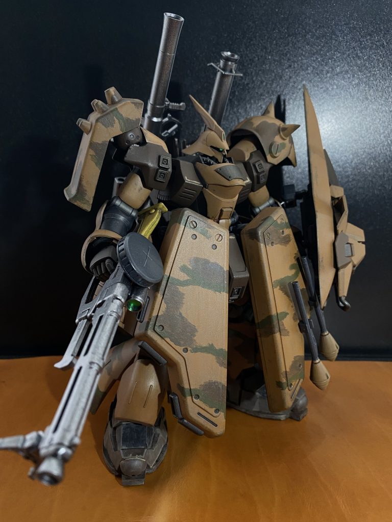 AMS-119X[G] 量産型サザビー陸戦型　MASSPRODUCT MODEL、「量産型」のサザビーとして、地球連邦軍内データベースに登録されているが、型式番号を見れば分かるように、本機はギラ･ドーガタイプの最上級モデルとして、生産された機体である。　それぞれ改良された、ギラ･ドーガの胴体フレームに、ヤクト･ドーガタイプの四肢を接続、サザビータイプの外装を装着している。十数機程生産された機体は、各地に潜伏する残党軍に譲渡された。　本機は、トリントン基地の北部に潜伏するネオジオン残党軍、デリック･アビントン大尉の乗機である。