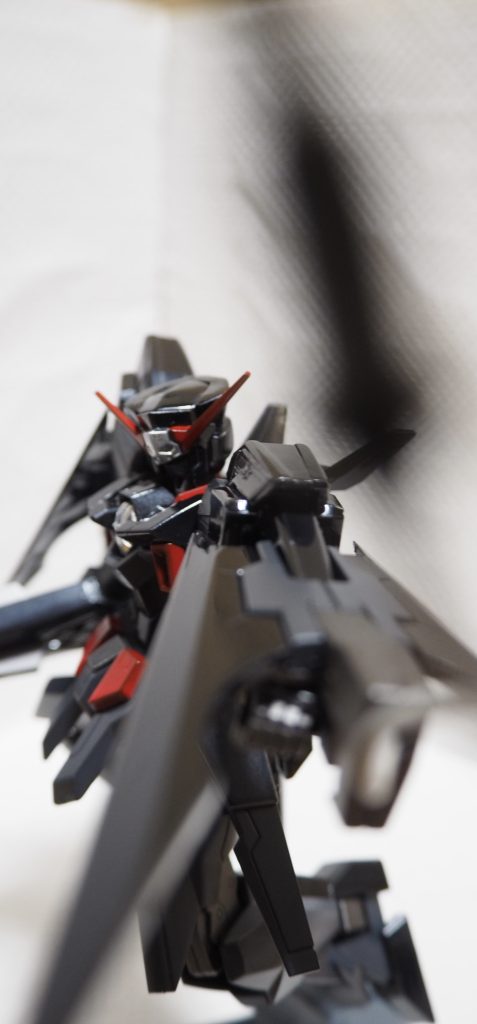 以上、ダークハウンドでした。ここからは怒涛の作品語りになるのですが、ガンダムAGEという作品は私が学生の時に放送時期を迎え当時散々キャラデザと展開に文句が集中した作品です。逆張りマンだった私は古来からのガンダムファンが否定する本作品を大変気に入り、アニメリアタイ視聴はもちろんHGのガンプラに関してはほぼ全種作成しました。AGE-1のキットを作った時点で完成度の高さに驚き、当時大学生のくせに思いっきりブンドドして遊んだ記憶があります。本作品は親子3世代に渡る壮大なストーリーとなっており、ダークハウンドを駆るアセムはその中で真ん中の世代を行きた青年です。ライバルのゼハートとの関係性や立場から生まれる葛藤、怒り、悲哀の感情のまま生まれる行動は大人になった今見ると非常に心を掻き乱されます。最後のゼハートとの一騎打ちに関しては声優の鳥海浩輔さんの名演も光り、鳥肌と涙無しでは見られないシーンです。ここに関してはOVAのメモリーオブエデンを見ましょう。ここまで読んでいただきありがとうございました。来年もよろしくお願いします。    