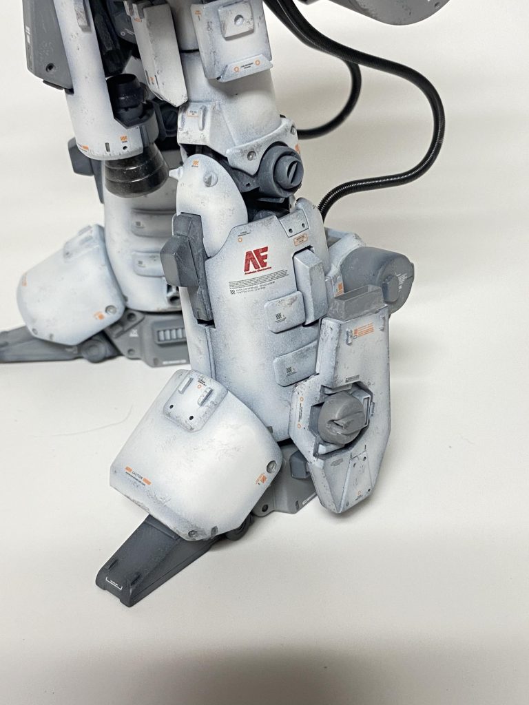 背部、脚部アップで。腰背面に大型タンクを装備推進剤とフィールド発生器の冷却剤を大量に積載している。また強力な推進器を装備しており、対ビーム、ミサイル防御力を活かして敵艦への強襲突撃という正反対の運用も行う。