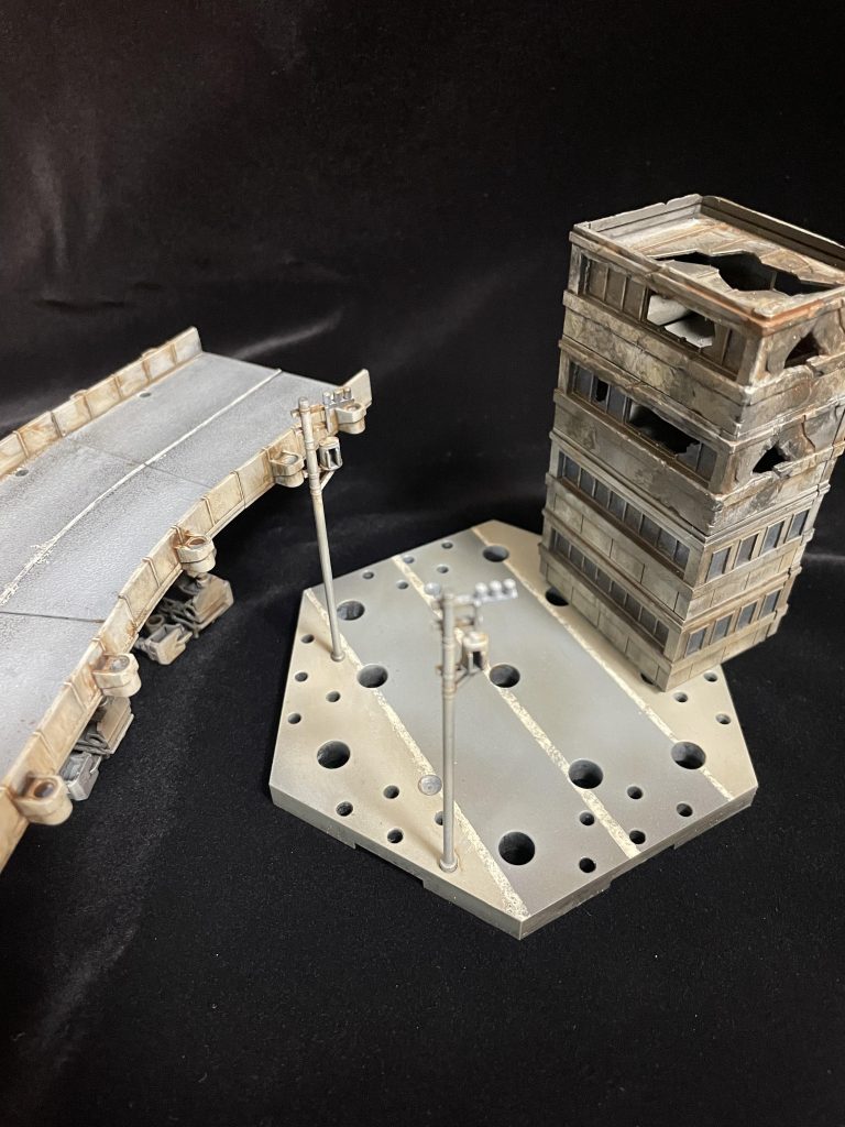 台座は30M Mのアクションベースです。最初からビルは破壊された様なモールドだったので活用しやすかったです。歩道・車道・ビルなどグレーだけで4〜5色は使用しました。