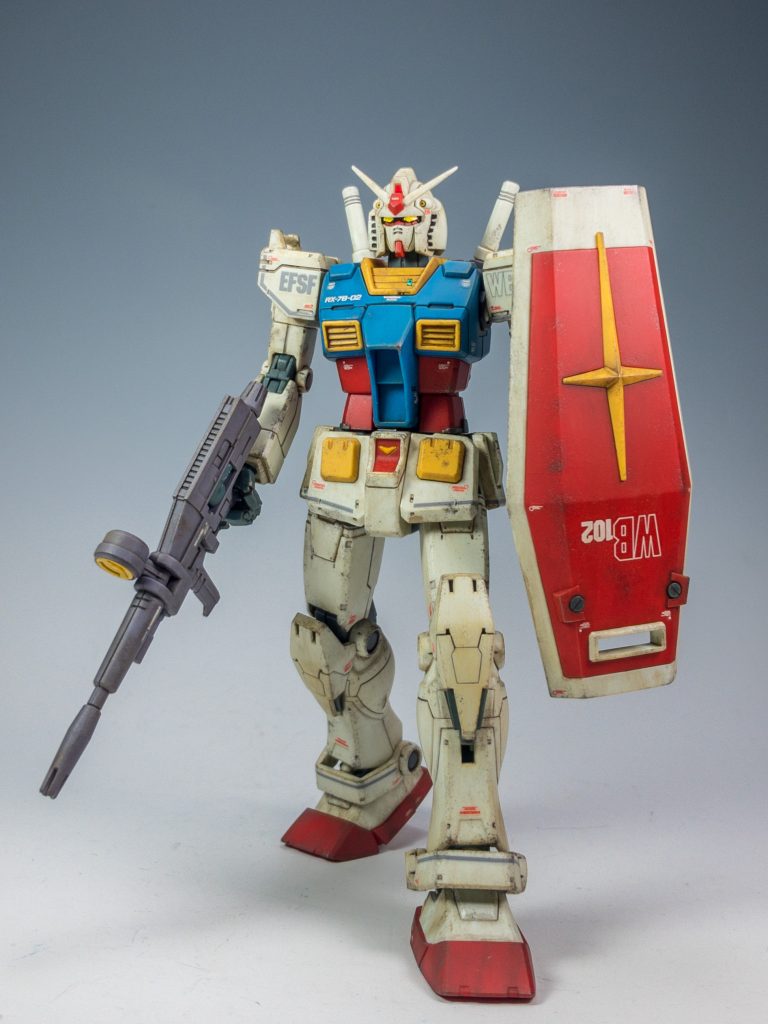 劇中の歩行シーン。ライフルは使われずに、すぐ捨てられてしまいましたね(笑)