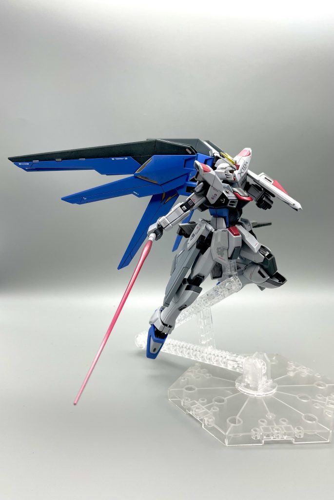 サーベルは少しヤスってホワイトを吹いてからクリアーレッドを吹きました😊 なかなかに刃が長くて迫力あって良しです!