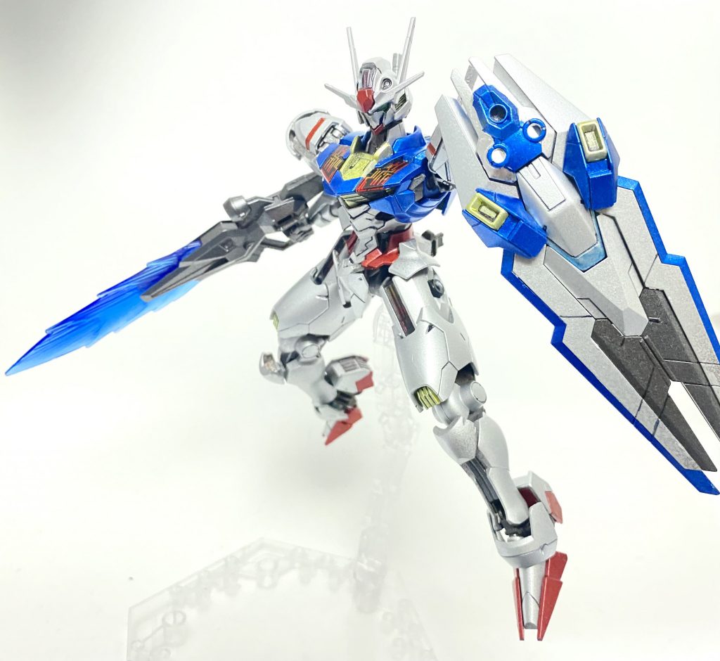  全体的にスタイルも独特と言うか…結構未来的なガンダムね(・∀・)