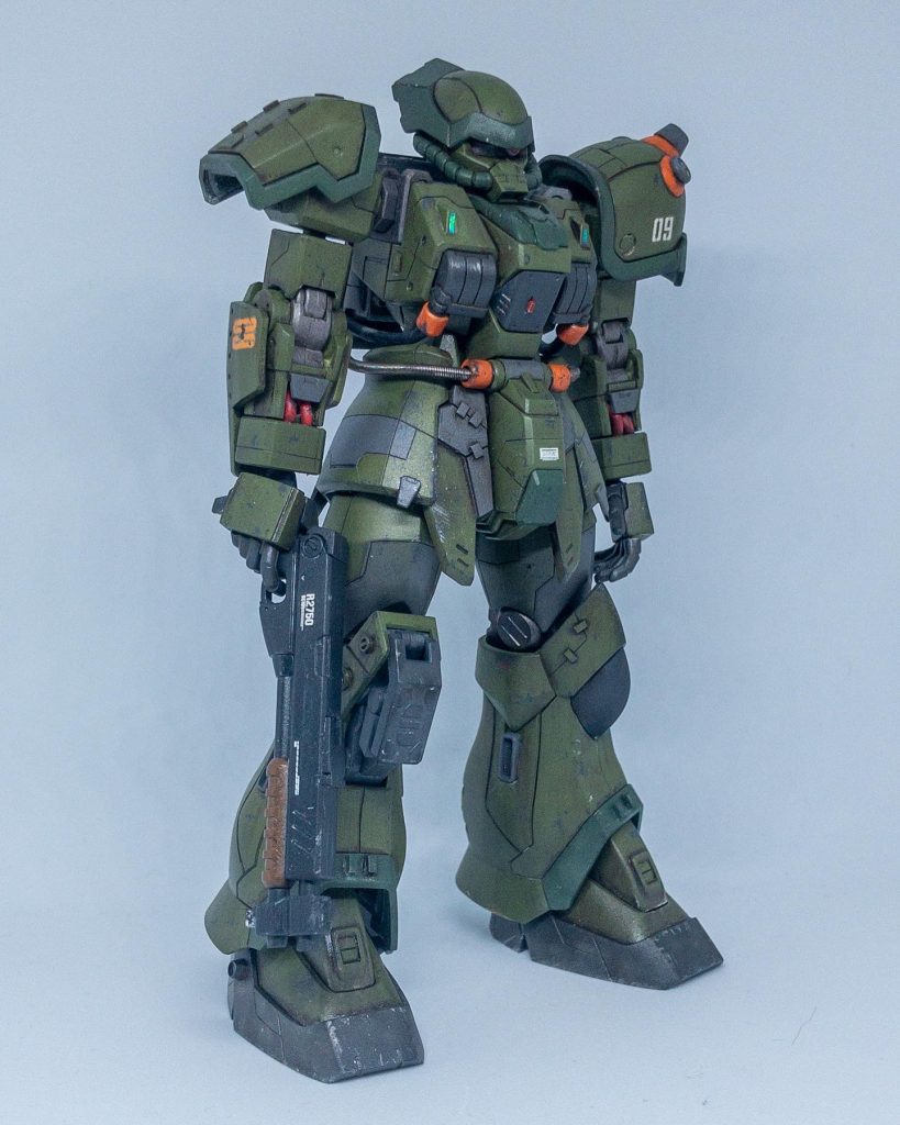 スジボリ、プラ板、レッドチップなどでディテール追加。既存のパイプの一部をイヤホンコード、スプリングに置き換えています。