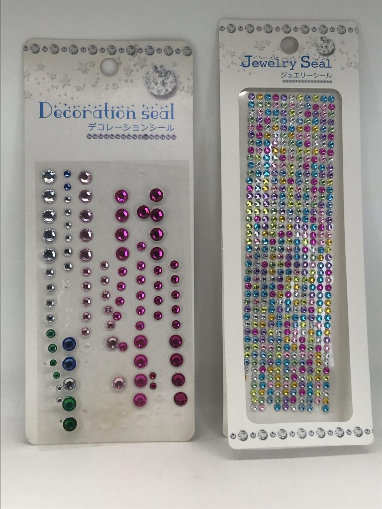 こちらが私のお気に入りの100均デコレーションシールとジュエリーシール使いたい色がない場合は、無色のやつをクリアカラーで色を付けてあげましょう100円〜200円で一生使いきれないほどのモノアイが貴方の手に!!😀これは…良いものだ!