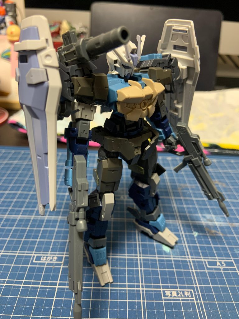 ガンダムヘッドとシールドを混ぜるとなんかイケる気がする!となる不思議。