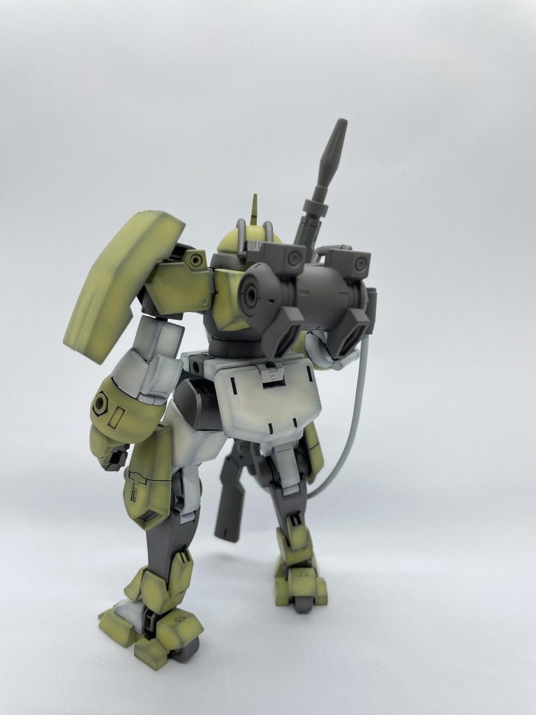 イエロー部分はサーフェイサーエヴォガンメタの上に説明書通りに調色した色でグラデーション塗装。ホワイト部分は下地にエヴォブラックを使用し、こちらも説明書通りの調色でグラデーション塗装です。