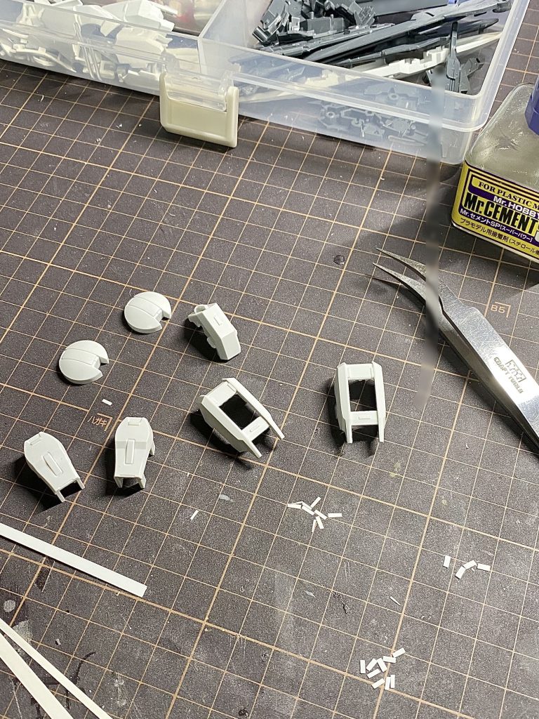 プラ板の細切りを貼ってます。