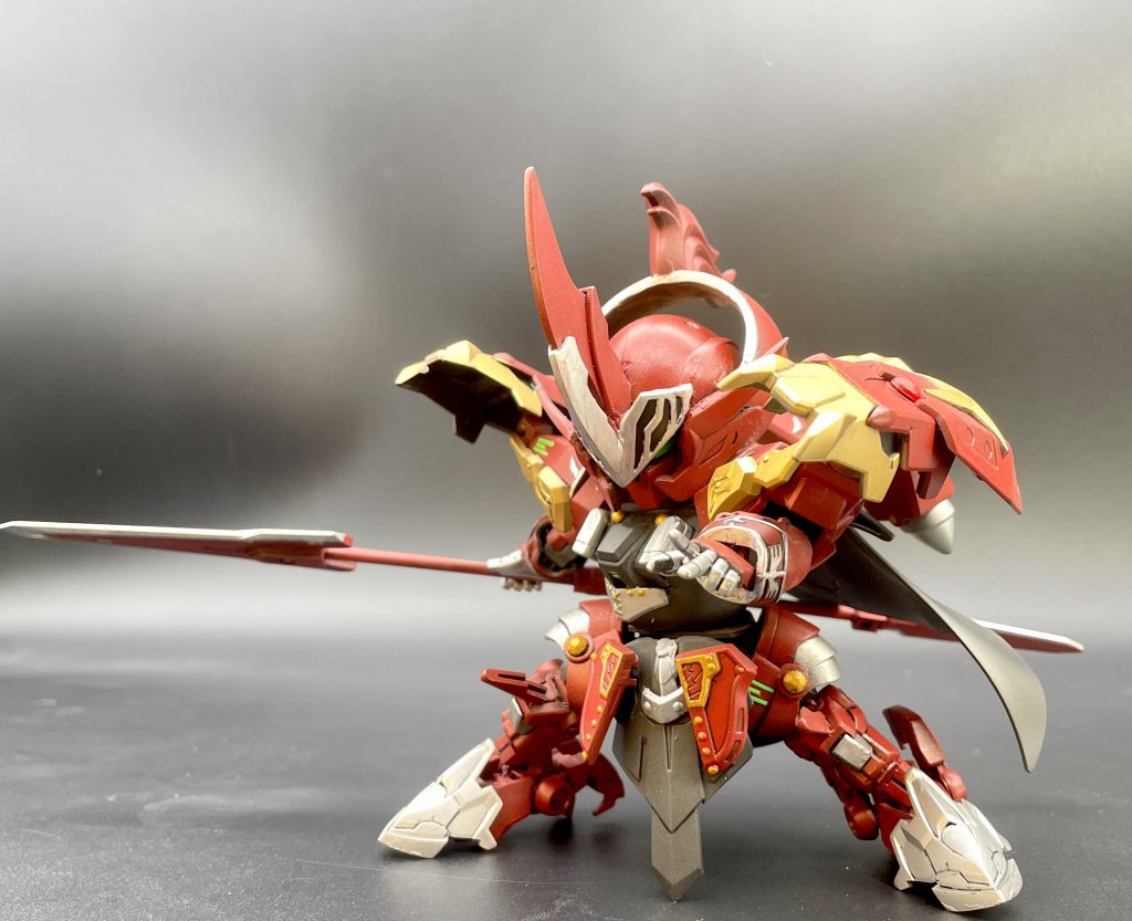 槍を構えるポーズ。SMKフレームを採用、SDにして広い可動域を確保。ポーズが決まります。