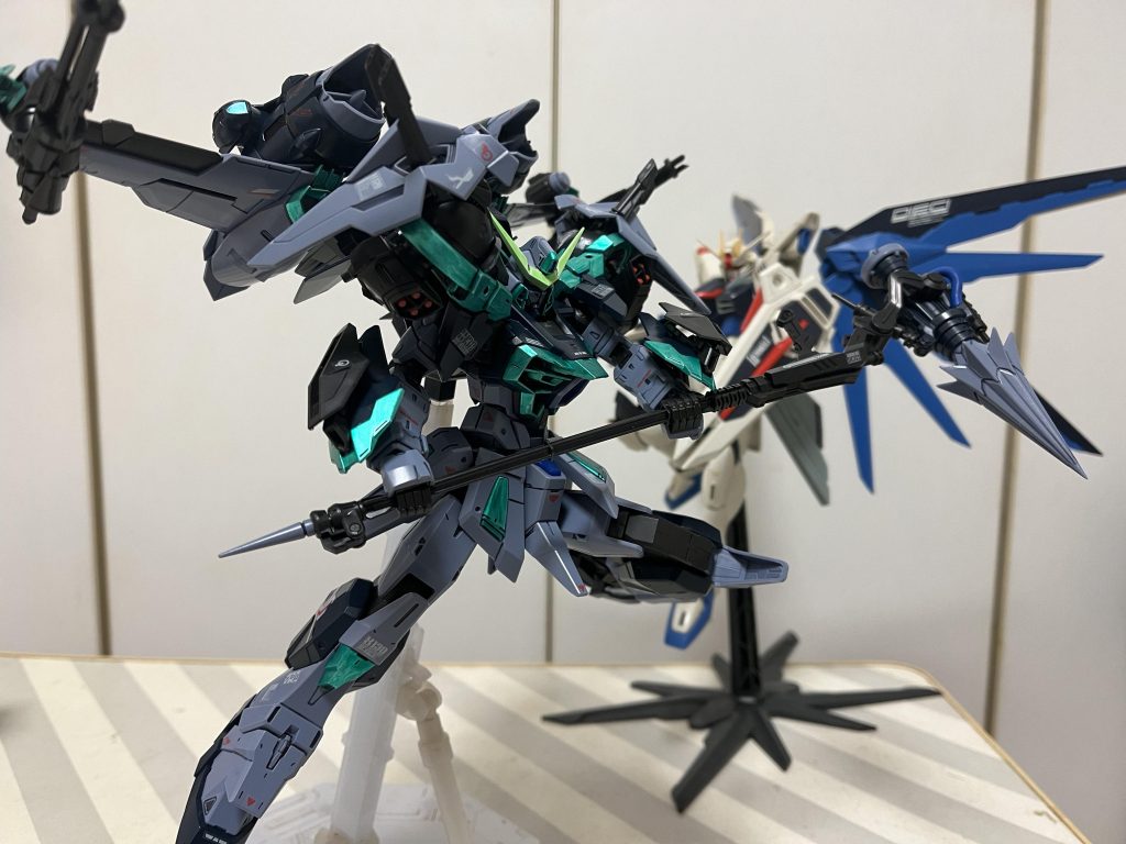 アドラー持った写真1枚も無いのも流石にアレかと思ったので、締めの1枚に。以下おまけです。どうでもいい話なんですが、何故白部分を廃するためにメタグリーンなのかという理由です。まあ、デレマスの北条加蓮ちゃんがカラミティ大好きという妄想がありまして、、彼女のイメージカラーに寄せるという意図もありました、、↓まあそんな需要皆無な妄想がコチラですhttps://www.pixiv.net/novel/show.php?id=18969201それでは。。