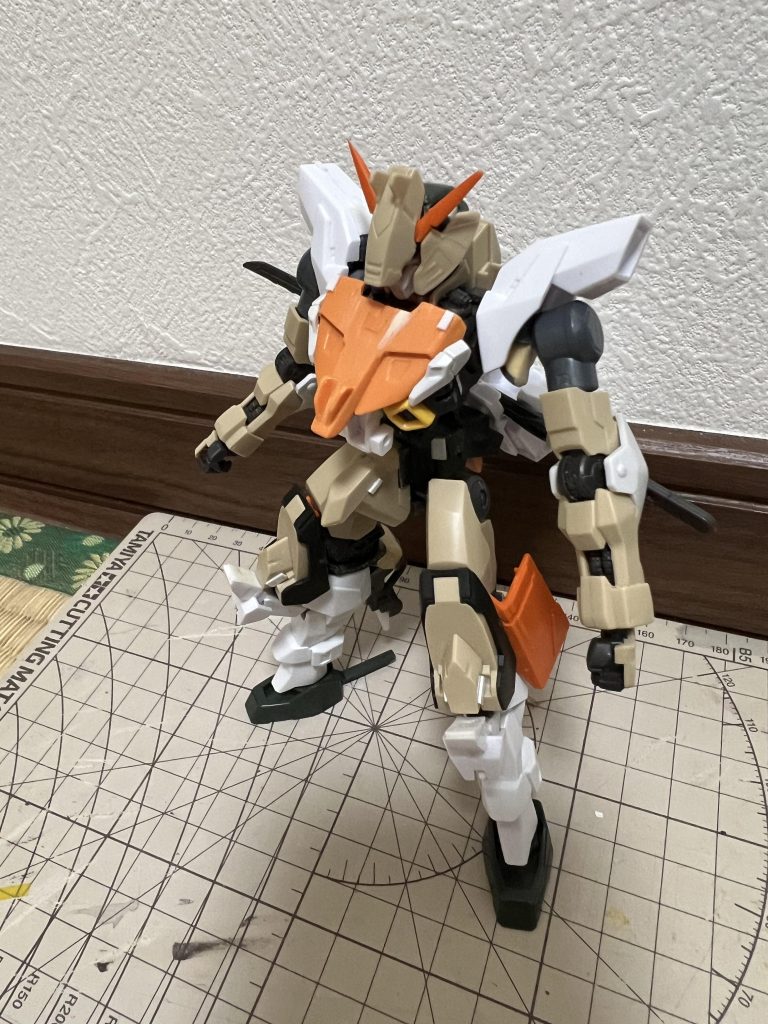 塗装直前です。この状態でもいいかなとは思っていましたが、やはり甲冑らしさがほしかったのでグレーで固めたいなと思って塗装に踏み切りました。