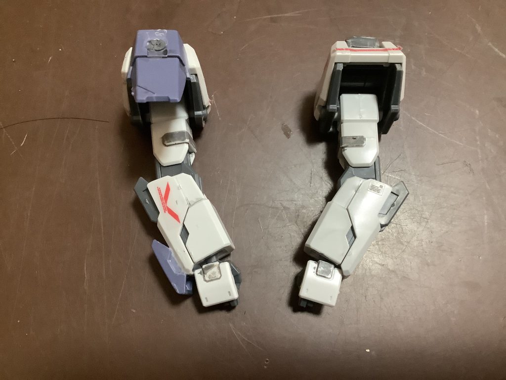 両腕の改造もしていきます。左腕はグレイズのサイドスカートをちょっとだけ加工した物を貼り付け。あとは手の下にグレイズのライフル装備するやつも貼り付けてライフルを持たせられるように。ちなみになんでグレイズのライフルを選んだかは何とな〜く重装備っぽい気がしたからです。右腕はジェスタの腕に付いてるマガジンっぽいのをまんま肩につけて終わり。