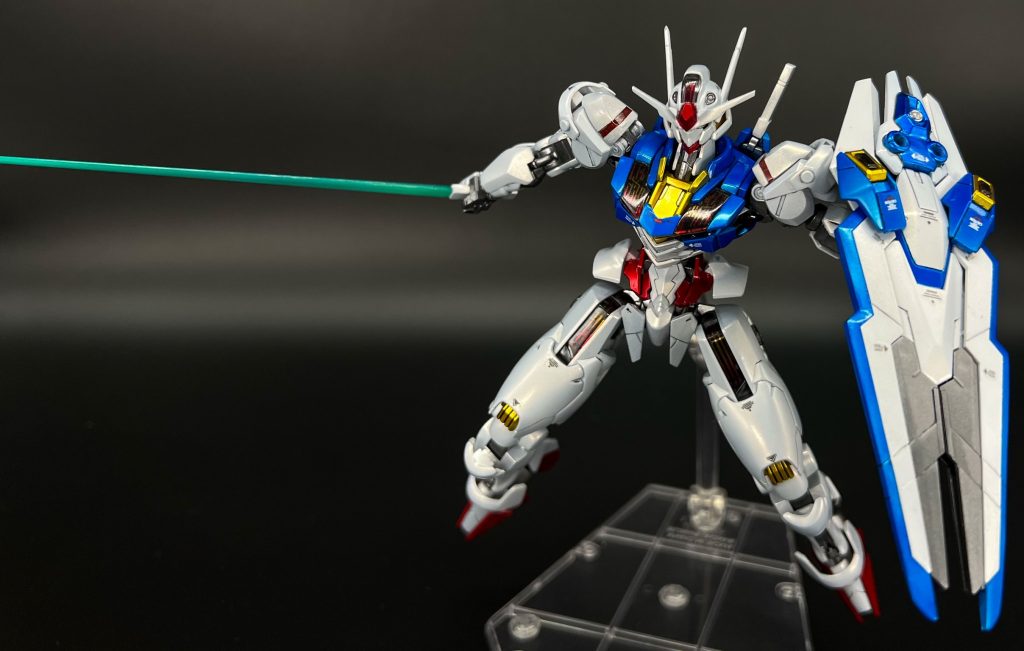 サーベルを抜刀サーベルエフェクトは青色が入っていましたが劇中では決闘用なのか緑色なので一本は緑色に塗装しました。ちなみに緑色でも劇中っぽいちょっと白っぽい緑色にしてます